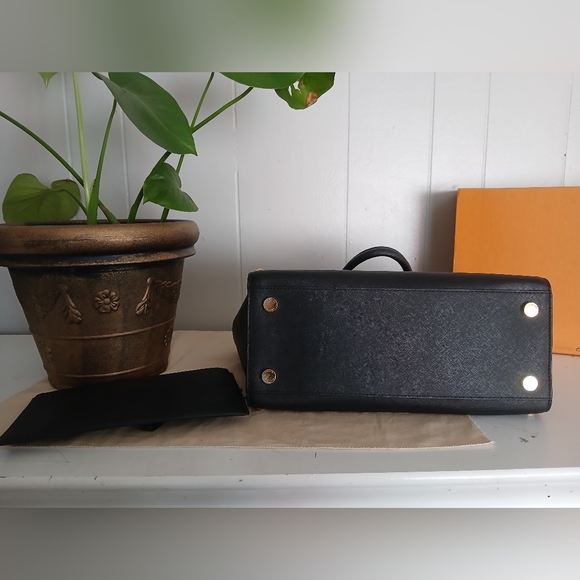 Michael Kors Black Bag With Pouch. - Picture 7 of 10